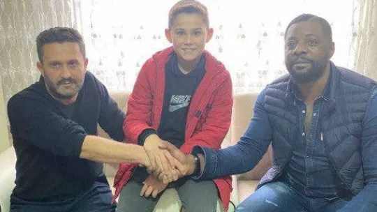 Oğlunun futbol oynamasına izin vermeyen babayı Pascal Nouma ikna etti