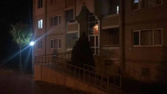 Oğlunun saldırısına uğradı, boğazını sıkarak hastanelik etti