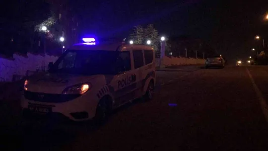 Oğlunun saldırısına uğradı, boğazını sıkarak hastanelik etti