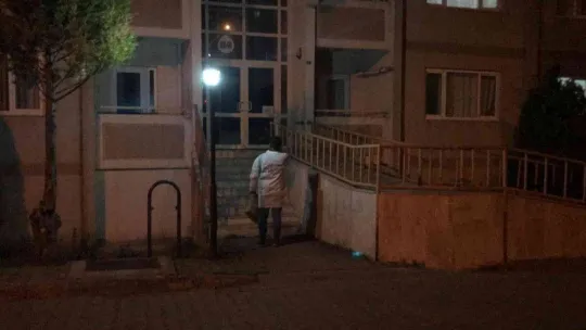 Oğlunun saldırısına uğradı, boğazını sıkarak hastanelik etti