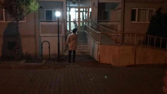 Oğlunun saldırısına uğradı, boğazını sıkarak hastanelik etti