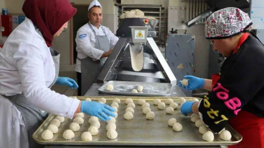 Öğrenciler depremzedeler için mutfağa girdi