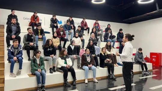 Öğrenciler İnegöl Belediyesi ile Bilişim Vadisini keşfediyor