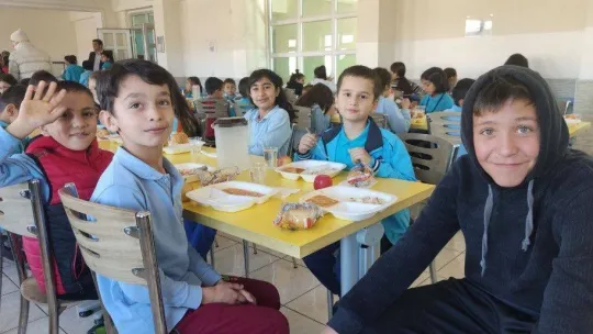 Öğrenciler, Milli Eğitim Bakanlığının ücretsiz yemek hizmetinden memnun