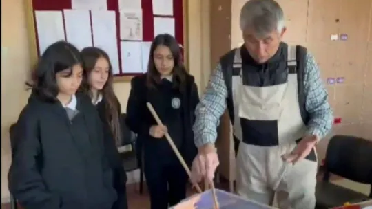 Öğrenciler Öğretmenler Günü'nde emekli öğretmen çiftin evinin duvarını boyadı