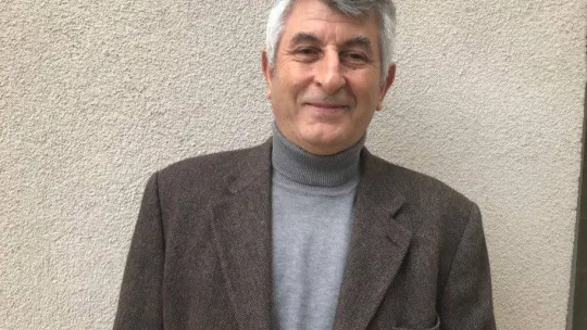 Öğrenciler Öğretmenler Günü'nde emekli öğretmen çiftin evinin duvarını boyadı