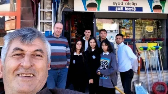 Öğrenciler Öğretmenler Günü'nde emekli öğretmen çiftin evinin duvarını boyadı