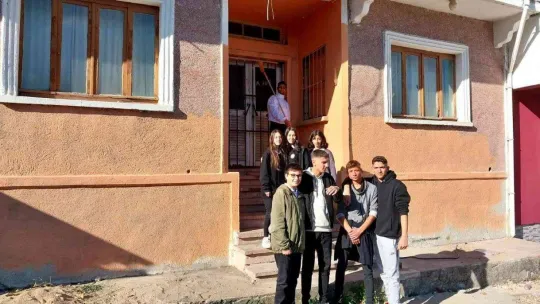 Öğrenciler Öğretmenler Günü'nde emekli öğretmen çiftin evinin duvarını boyadı