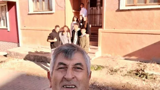 Öğrenciler Öğretmenler Günü'nde emekli öğretmen çiftin evinin duvarını boyadı