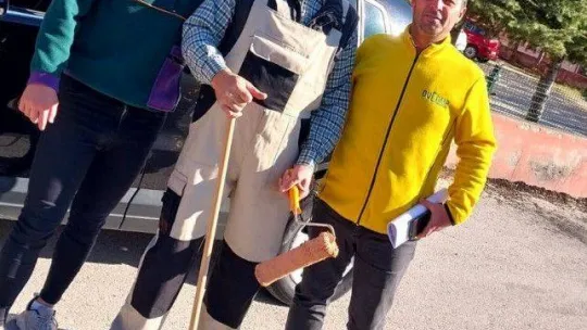 Öğrenciler Öğretmenler Günü'nde emekli öğretmen çiftin evinin duvarını boyadı