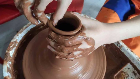 Öğrenciler okulda çamurdan eşya yapıyor