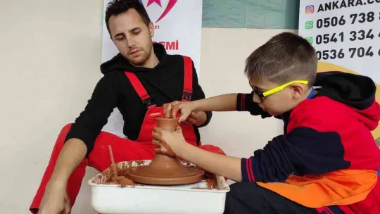 Öğrenciler okulda çamurdan eşya yapıyor