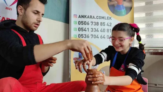 Öğrenciler okulda çamurdan eşya yapıyor