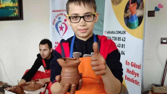 Öğrenciler okulda çamurdan eşya yapıyor