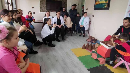 Öğrenciler okulda çamurdan eşya yapıyor