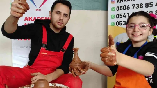 Öğrenciler okulda çamurdan eşya yapıyor