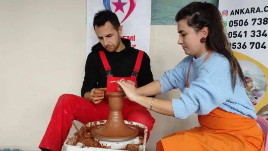 Öğrenciler okulda çamurdan eşya yapıyor