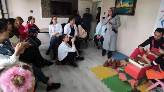 Öğrenciler okulda çamurdan eşya yapıyor