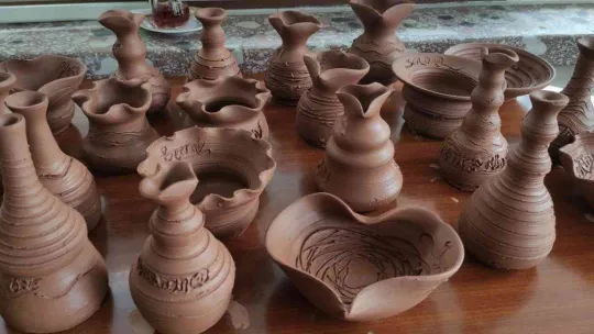 Öğrenciler okulda çamurdan eşya yapıyor