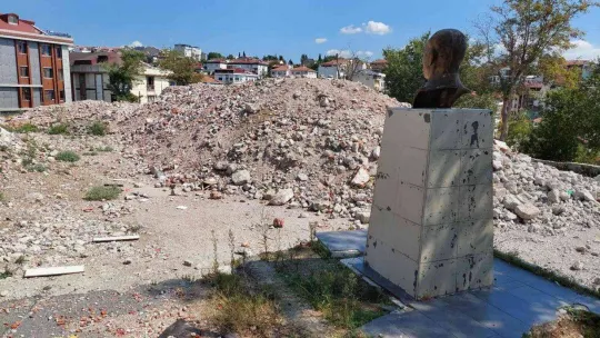 Öğrenciler Silivri'deki depreminin vurduğu okullarına kavuşamadı