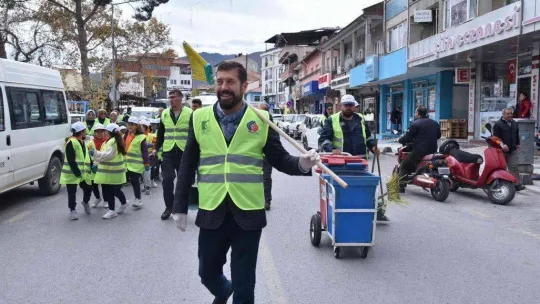 Öğrenciler ve protokol atık topladı
