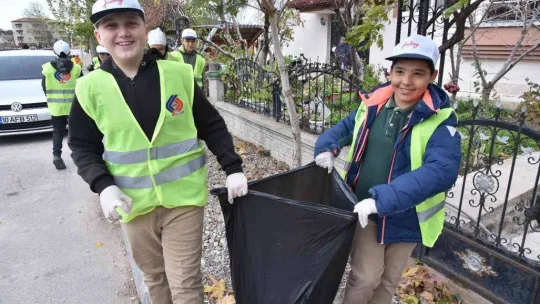 Öğrenciler ve protokol atık topladı