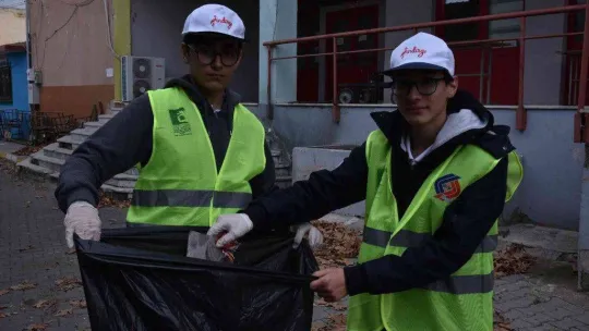 Öğrenciler ve protokol atık topladı