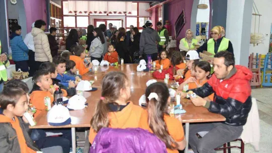 Öğrenciler ve protokol atık topladı