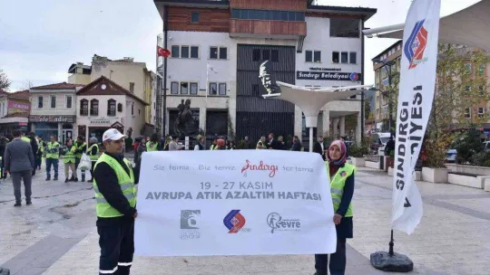 Öğrenciler ve protokol atık topladı