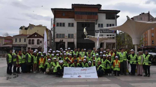 Öğrenciler ve protokol atık topladı