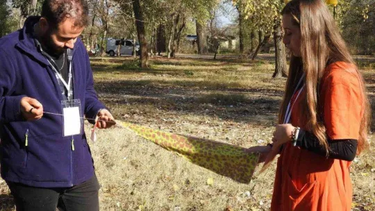 Öğrencilerden duyarlı davranış: Atık kumaşlardan sokak hayvanları için battaniye yaptılar