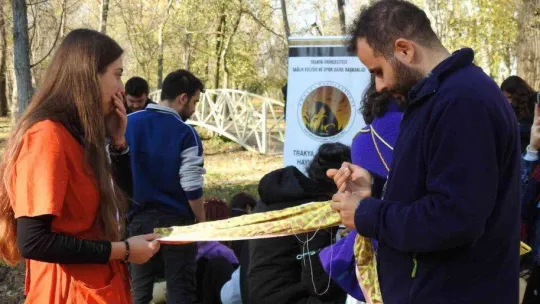 Öğrencilerden duyarlı davranış: Atık kumaşlardan sokak hayvanları için battaniye yaptılar