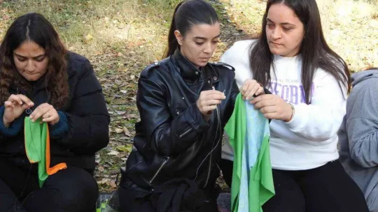 Öğrencilerden duyarlı davranış: Atık kumaşlardan sokak hayvanları için battaniye yaptılar