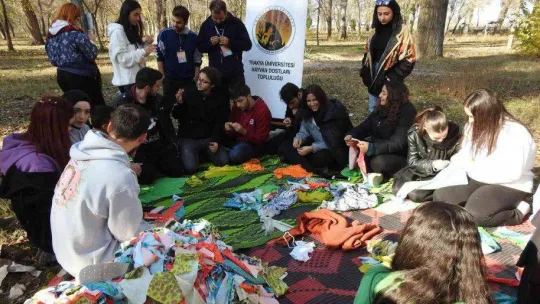 Öğrencilerden duyarlı davranış: Atık kumaşlardan sokak hayvanları için battaniye yaptılar