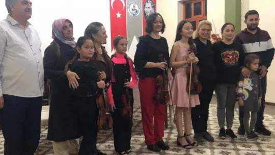 Öğrencileri ile birlikte konser verdi