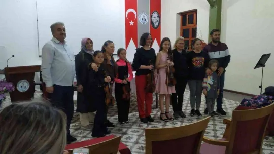 Öğrencileri ile birlikte konser verdi