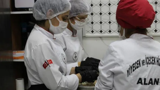 Öğrencilerin yemekleri meslek lisesinde hazırlanıyor