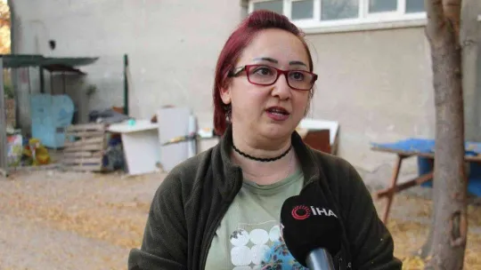 Öğretim Görevlisi Altınbaş, kendi imkanlarıyla kampüsteki köpeklere bakıyor