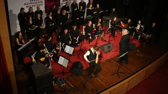 Öğretmen ve öğrencilerden Türk Halk Müziği dinletisi