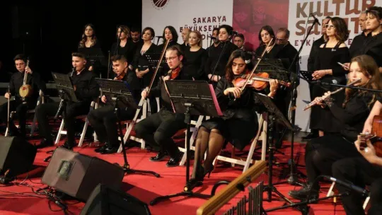 Öğretmen ve öğrencilerden Türk Halk Müziği dinletisi