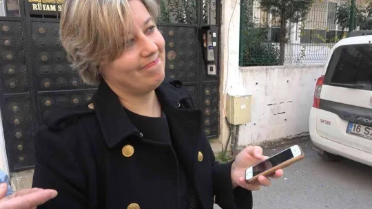 Öğretmenin ev hayallerini yıktılar...Kendi evinde kiracı oldu