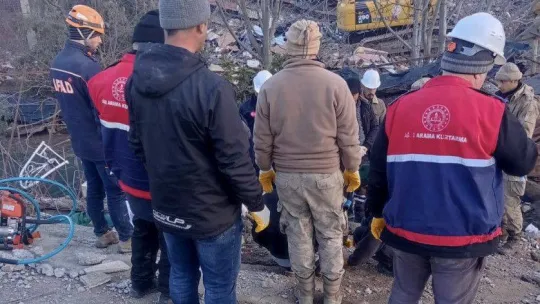 Öğretmenler Gaziantep'teki arama kurtarma çalışmalarına destek veriyor