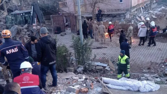 Öğretmenler Gaziantep'teki arama kurtarma çalışmalarına destek veriyor