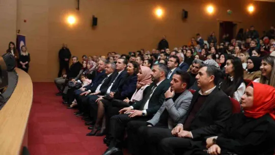 Öğretmenlerden oluşan Boş Beşik Halk Oyunları Topluluğu'nun gösterisine yoğun ilgi