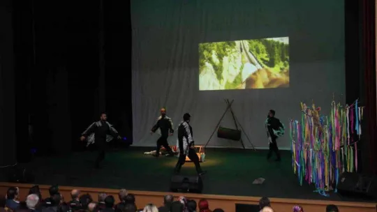 Öğretmenlerden oluşan Boş Beşik Halk Oyunları Topluluğu'nun gösterisine yoğun ilgi