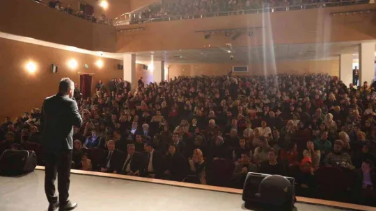 Öğretmenlerden oluşan Boş Beşik Halk Oyunları Topluluğu'nun gösterisine yoğun ilgi