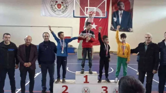 Öğretmenleri için mindere çıktılar