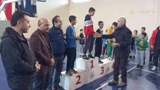 Öğretmenleri için mindere çıktılar