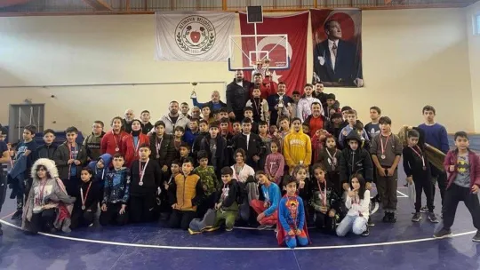 Öğretmenleri için mindere çıktılar