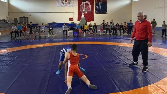 Öğretmenleri için mindere çıktılar